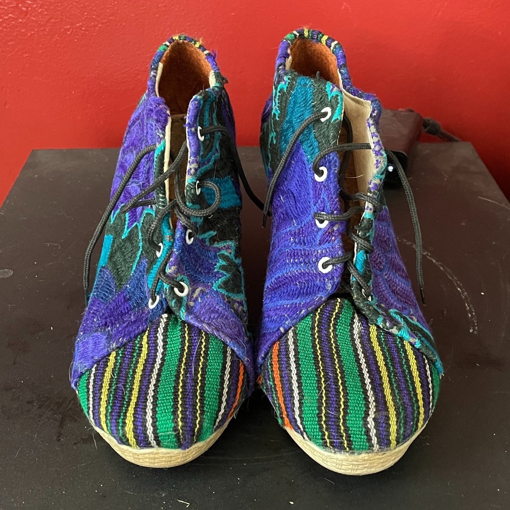 Handmade Embroidered Pumps - Picture 4 of 10